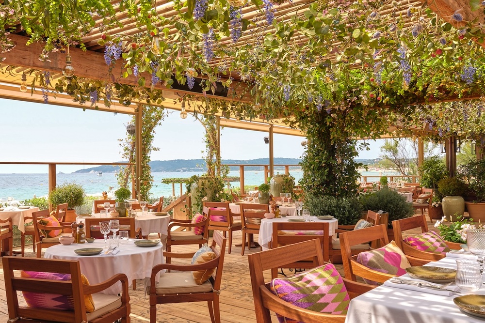 ملاذ بروفنسالي بروح متوسطية أنيق تحت أشعة الشمس الذهبية المصدر: Jardin Tropezina