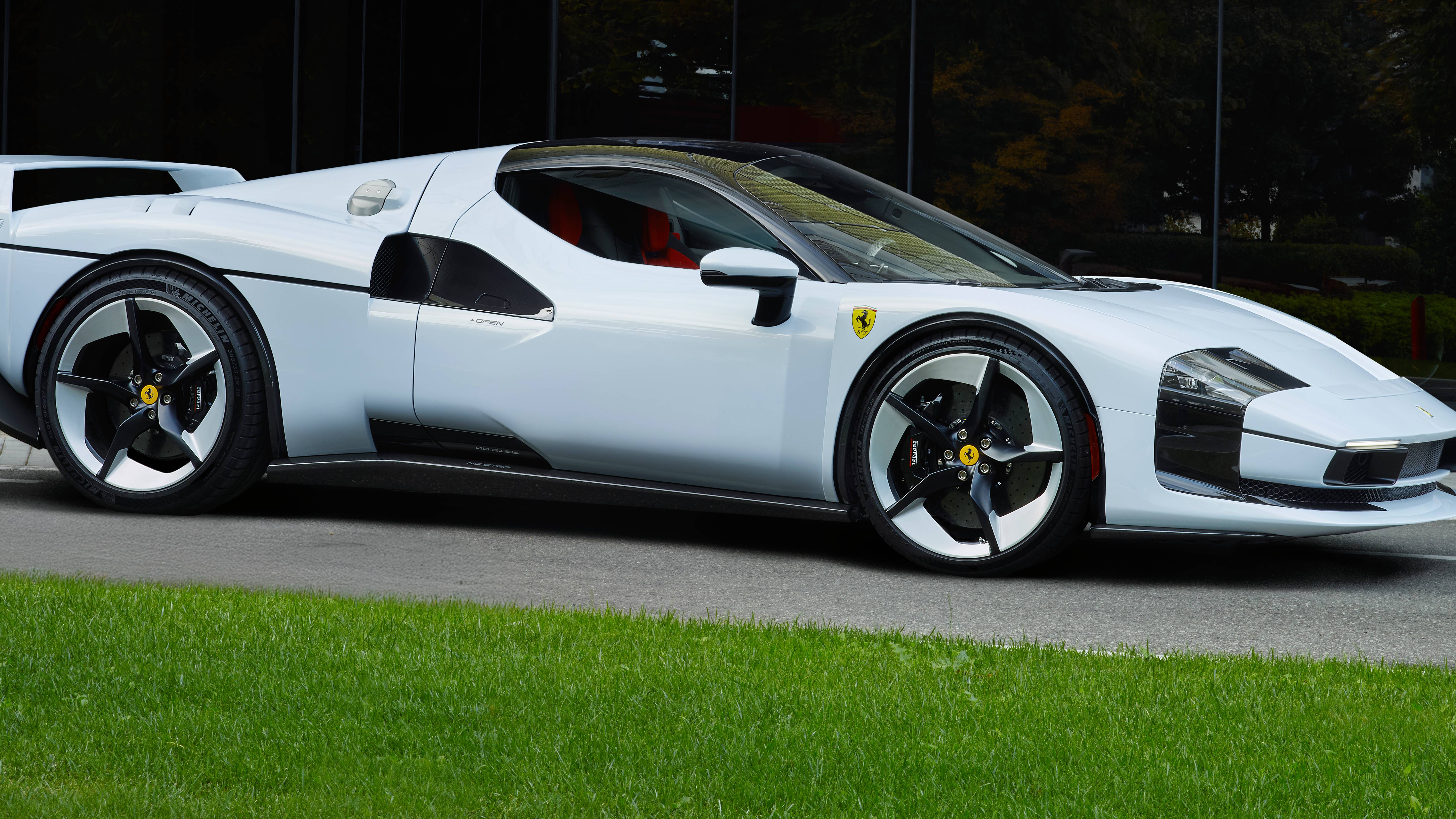 Ferrari SC40 في وضعية عرض القوة والهندسة المتقدمة - المصدر: Ferrari