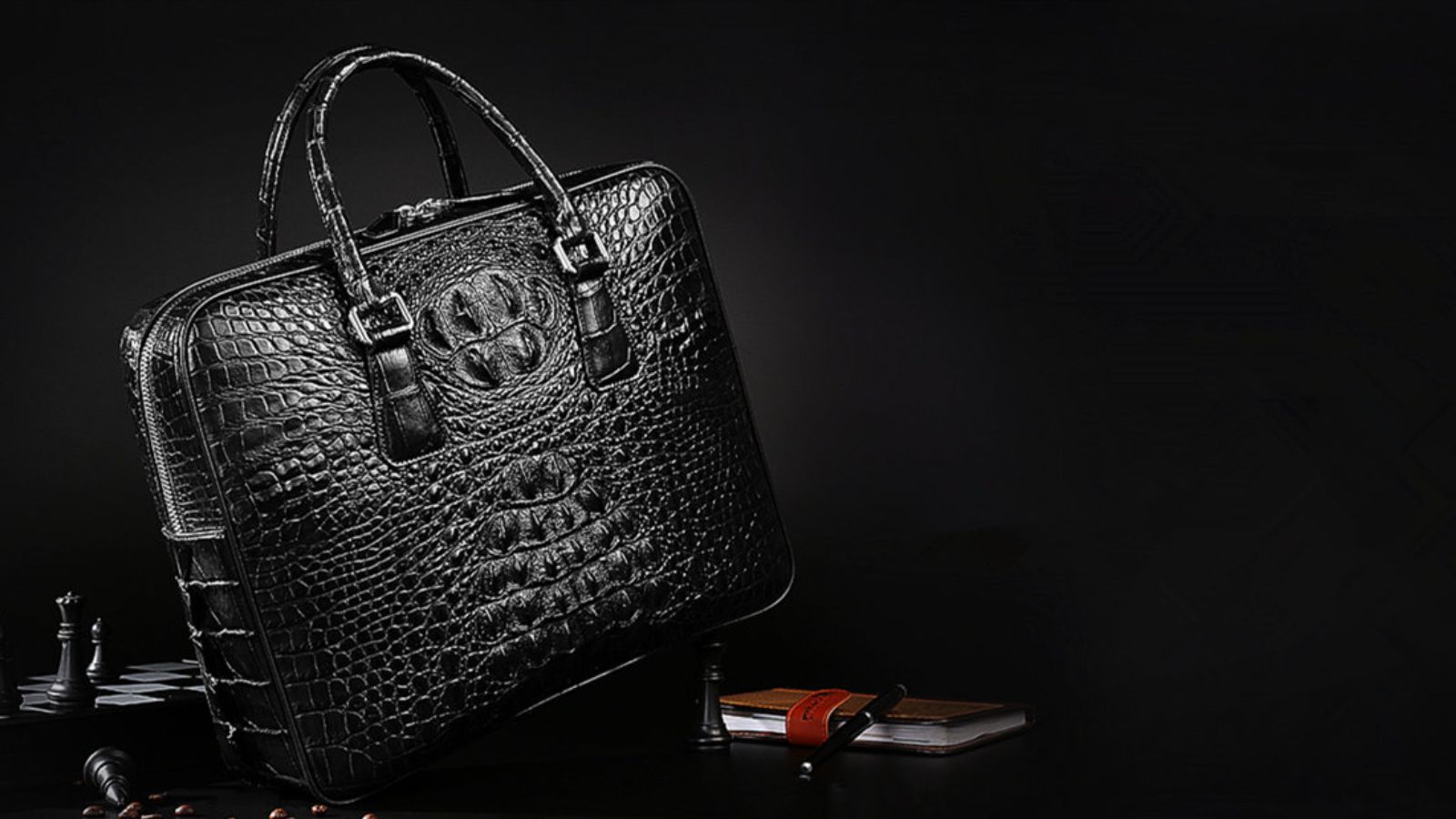 حقيبة جلد التمساح للرجال من بروس جاو - المصدر : Bruce Gao