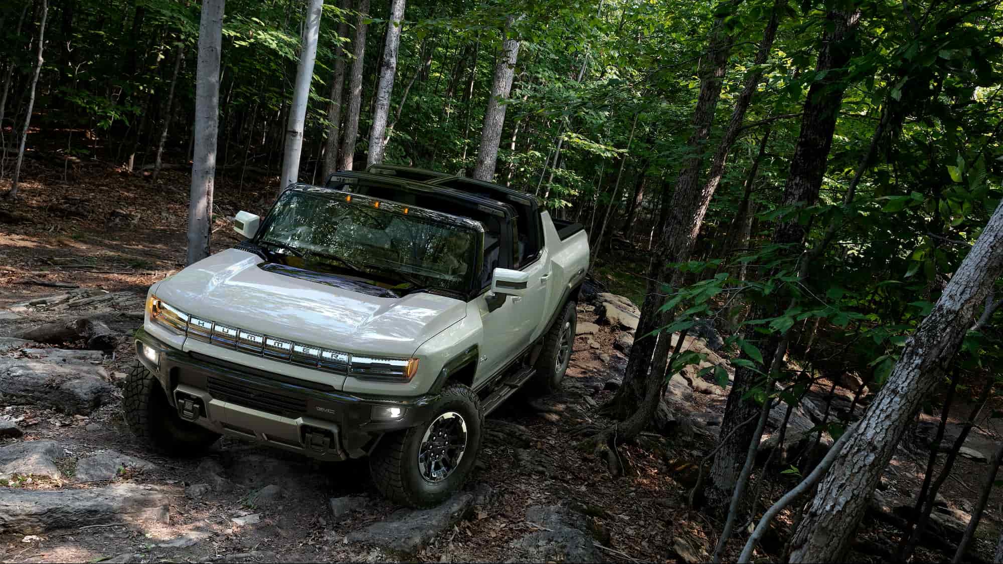 تتوافر Hummer EV حاليًا بخيارين، الأول مع محركين والثاني مع ثلاثة محركات كهربائية.
