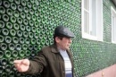 بالصور روسي يبني منزله من 12 ألف زجاجة