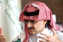 شاهد ما فعله الوليد بن طلال مع طفل تمنى أن يكون ابنه