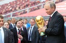 كيف تصنع جوائز كأس العالم روسيا 2018 ؟ (فيديو)