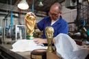 كيف تصنع جوائز كأس العالم روسيا 2018 ؟ (فيديو)