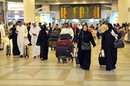 شخص مسلح يقتحم مطار الكويت ويهدد بالانتحار.. وهذا مصيره «فيديو»
