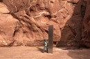بعد أن حيرت الملايين حول العالم ..حل لغز الأعمدة المعدنية الغامضة