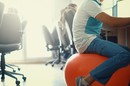 كرة اليوجا .. 5 أسباب لاستخدامها بديلا عن الكرسي (فيديو) كرة اليوجا .. 5 أسباب لاستخدامها بديلا عن الكرسي (فيديو)