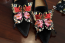 حذاء مميز يبرز مهارة الصنع والتطريز - المصدر: Christian Louboutin Christian Louboutin تحتفي بخط Sartorial خلال أسبوع الموضة في باريس