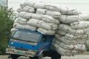 بالصور : طرق غريبة لنقل البضائع في الصين