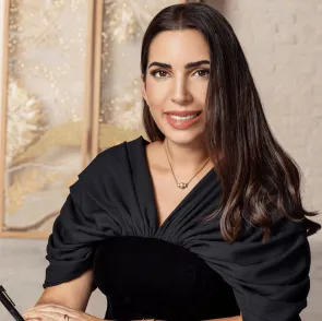 رائدة الأزياء رزان العزوني لـ "الرجل": تصاميمي مشغولة من لؤلؤ البحر وذهب الصحراء...  وطموح المرأة السعودية لا يعرف الحدود