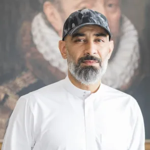  قصي خضر يروي رحلة شغفه بالتمثيل وكواليس "حفرة جهنم" في حوار خاص مع «الرجل»