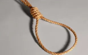 بالصور: إيرانية تصفع قاتل ابنها وتعفو عنه قبل إعدامه بلحظات