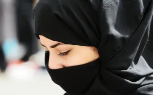 سعودية تدفع لعمّها نصف مليون ريال فراراً من العنوسة