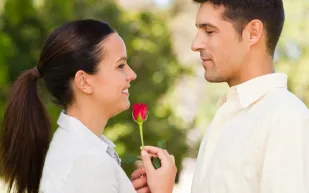 اختر المرأة الأصغر سنا لحياة أفضل