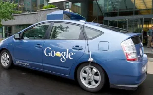 سيارات غوغل ذاتية القيادة مقارنة بقيادة البشر.. أيهما أكثر أمانا؟