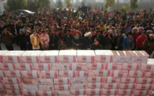 مزارعون صينيون يقيمون جدارا من المال