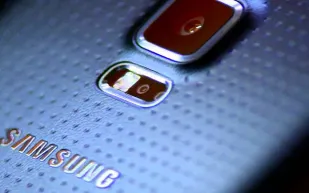 تقارير تشير إلى عزم سامسونج الكشف عن منافس لهاتف آيفون 6