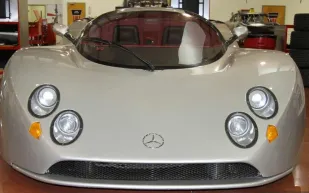 بالصور: اماراتي يعرض نسخة نادرة لأسرع سيارة في العالم للبيع