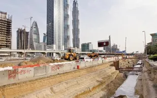 نقل خدمات شارع الشيخ زايد تمهيداً لشق قناة دبي