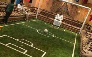 صورة.. سعودي يحول منزله إلى ملعب ليعيش أجواء كأس العالم