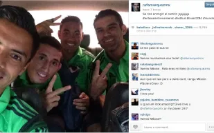 بالصور..لاعبو المكسيك يذهبون إلى التدريب في «تاكسي»