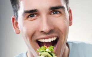 علماء يكتشفون وجود حاسة تذوق سادسة باللسان