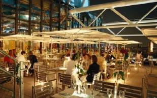 مطعم يحدد مكان جلوس الزبائن حسب درجة جاذبيتهم