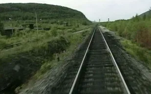 تأذت قبعته فقط بعد أن مر فوقه قطار وهو ثمل..