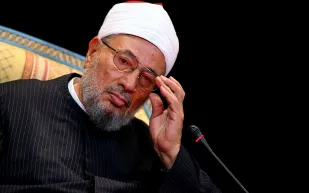 صورة : القرضاوي بزي امير قطر على تويتر