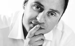 العطار "جان كريستوف هيرو" يهمس لـ"الرجل" هكذا تصنع عطرا مميزا