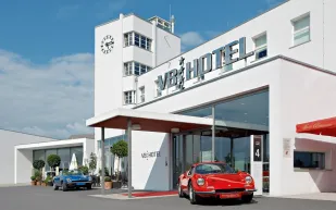 فندق "V8" في ألمانيا مقصد رائع لعُشَّاق السيارات