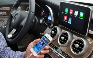 الطريقة الاكثر أماناً لاستخدام الجوال اثناء القيادة.