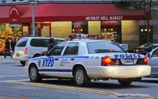 نسي مفاتيح الدورية وطلب نقل المعتقل بسيارة والدته