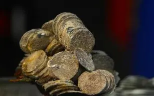 زوجان يبيعان "كنزا ذهبيا" عثرا عليه