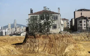 رفض ترك منزله لشركة عقارات فحولته لجزيرة وسط الركام..