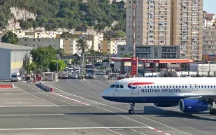 بالصور : المطار الوحيد في العالم الذي يستخدم مدرجه طريقا لعبور السيارات