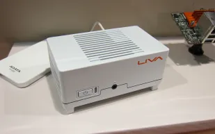 إي سي إس تكشف عن أصغر حاسب شخصي في العالم