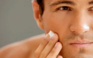 عزيزي الرجل: هل تقوم بتقشير بشرتك؟