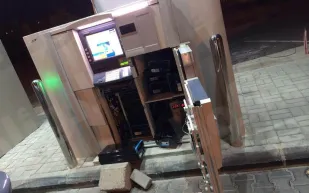 أبوظبي :3 أشقاء يسرقون صراف آلي ويسحبونه بالسيارة بواسطة حبل