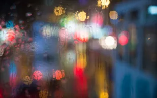 شابة ايرانية عارية تتنزه لساعات في شوارع طهران!