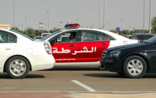 الامارات تعاقب على ارتداء "الغترة والعقال" اثناء القيادة