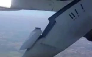 مسافرون في الجو يشاهدون جناح طائرتهم يسقط