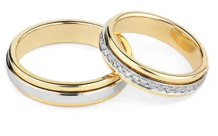 لم تصدق نفسها.. زوجة صينية لم تخلع ثوب الزفاف منذ 10 سنوات