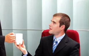 الموظف قليل الحركة يحفر قبره بيده