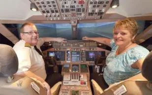 يمضي 15 عاماً ليصنع طائرة بوينغ داخل منزله ليحقق حلم حياته  