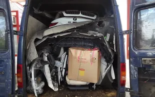 صور: اغرب طريقة في العالم لتهريب سيارة BM X6.