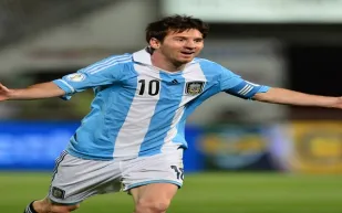 هكذا كانت رد فعل رونالدو بعد هدف ميسي في إيران