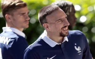 صور تفضح تدخين ريبيري للمخدرات!