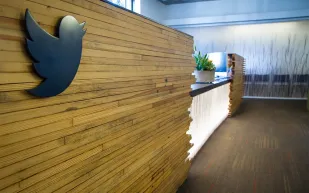 الرجل" في مكاتب المقرّ الرئيسي لـ"تويتر" حقائق مثيرة عن العصفور الازرق