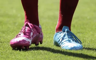 سر الحذاء ذي "اللونين" في المونديال